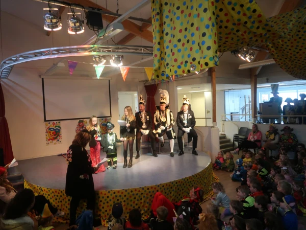 Schoolcarnaval en optocht Agelo