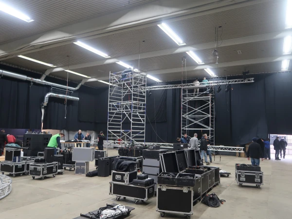 Eerste paal, snert van Henny en fotomoment Hofauto's Wiefferink