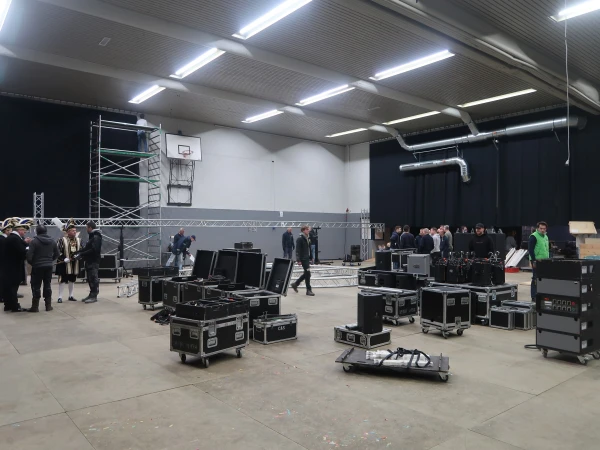 Eerste paal, snert van Henny en fotomoment Hofauto's Wiefferink