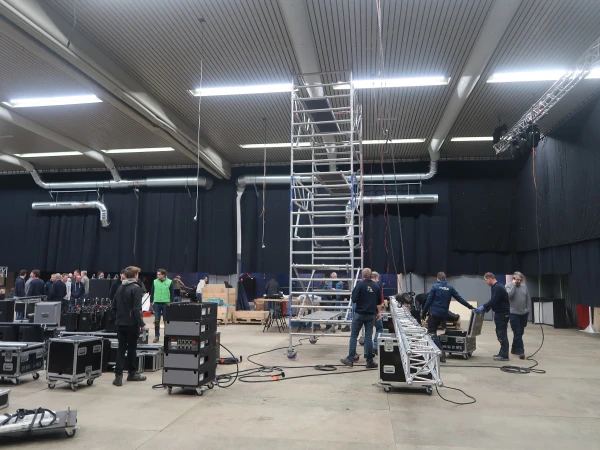 Eerste paal, snert van Henny en fotomoment Hofauto's Wiefferink