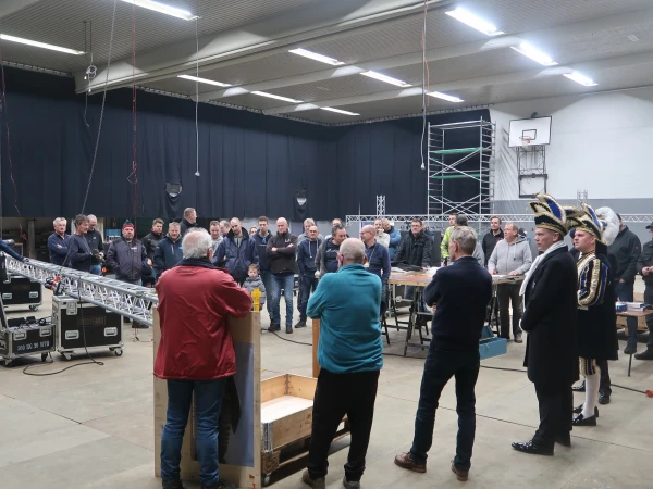 Eerste paal, snert van Henny en fotomoment Hofauto's Wiefferink