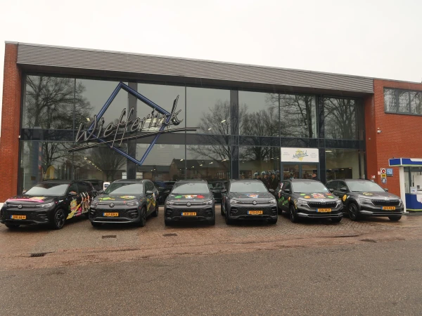 Eerste paal, snert van Henny en fotomoment Hofauto's Wiefferink