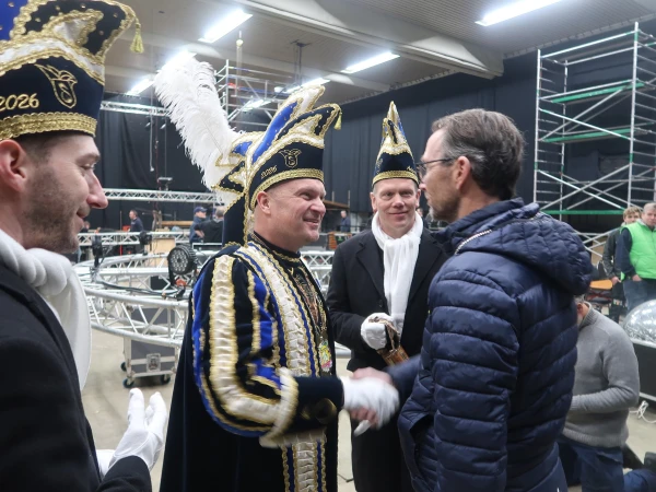 Eerste paal, snert van Henny en fotomoment Hofauto's Wiefferink