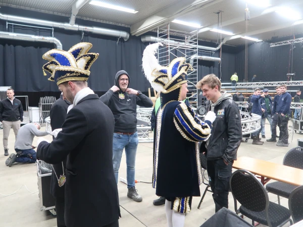 Eerste paal, snert van Henny en fotomoment Hofauto's Wiefferink