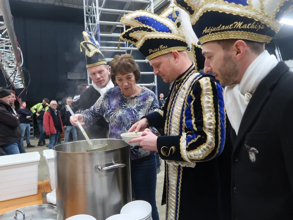 Eerste paal, snert van Henny en fotomoment Hofauto's Wiefferink