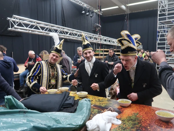 Eerste paal, snert van Henny en fotomoment Hofauto's Wiefferink