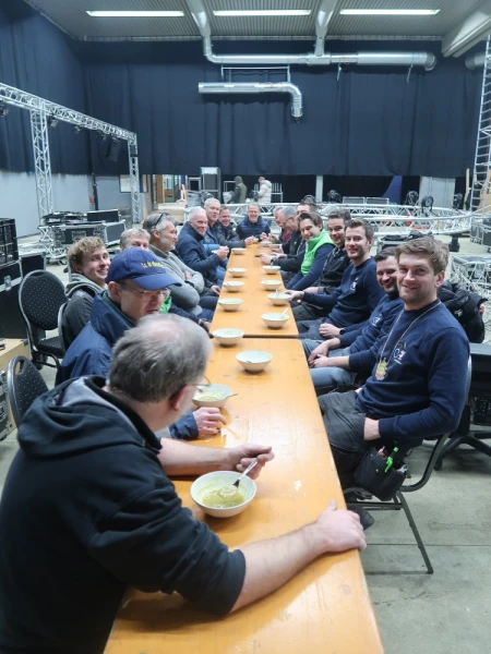 Eerste paal, snert van Henny en fotomoment Hofauto's Wiefferink